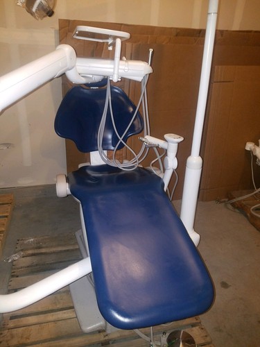 ADEC 511 DENTAL CHAIR W/ DELIVERY UNIT, ASSISTANT ARM & LIGHT~2010