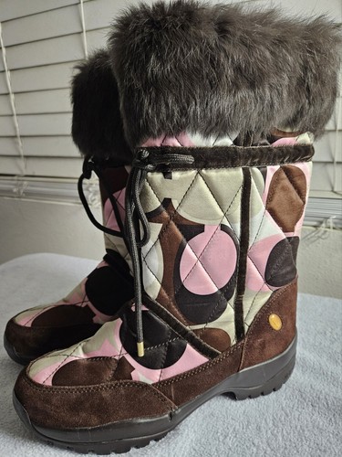 靴 Coach boots Coach - Sasha Quilted Signature C's Fur Trimmed Vibram Sole
