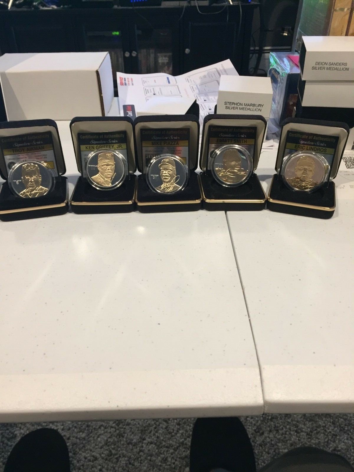 JOE MONTANA 1 OZ solid silver coin by the HIGHLAND MINT