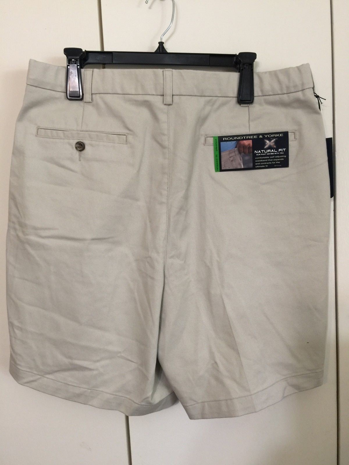 Roundtree & Yorke Pleated Front Easy Care Relaxed Fit Short Light Tan 38 x 9 NWT