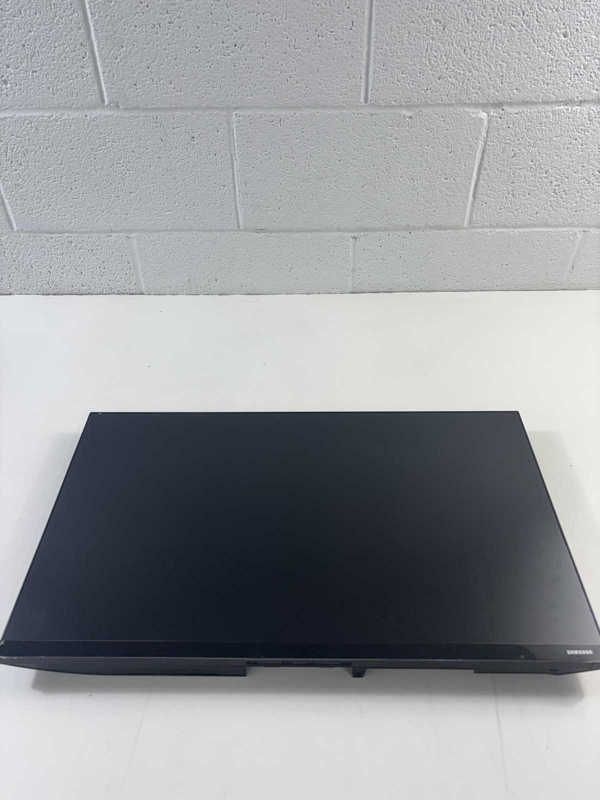 Samsung 27' T35F Series FHD 1080p Computer Monitor (LCD DAMAGED)