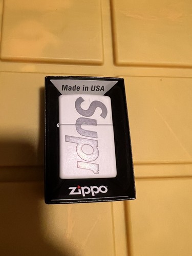 Supreme Zippoライター Made in USA Zippo Supreme Lighter for