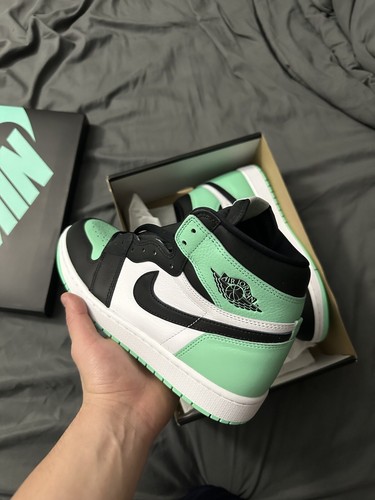 【大人気】★ナイキ★AIR JORDAN 1RETRO HIGH OG Green Glow Amazon.com | Jordan Air 1 Retro High OG Grade School Shoes