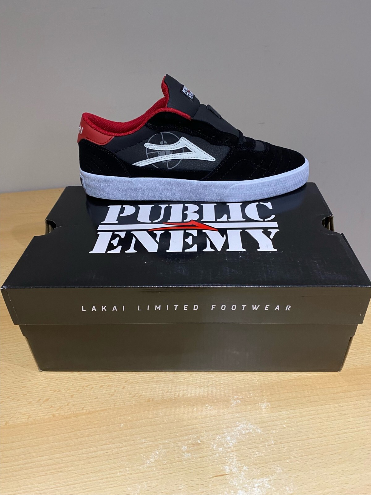 スケートボード Lakai Cambridge PUBLICENEMY Lakai X Public Enemy Cambridge Skate Shoe - Black/Red Suede