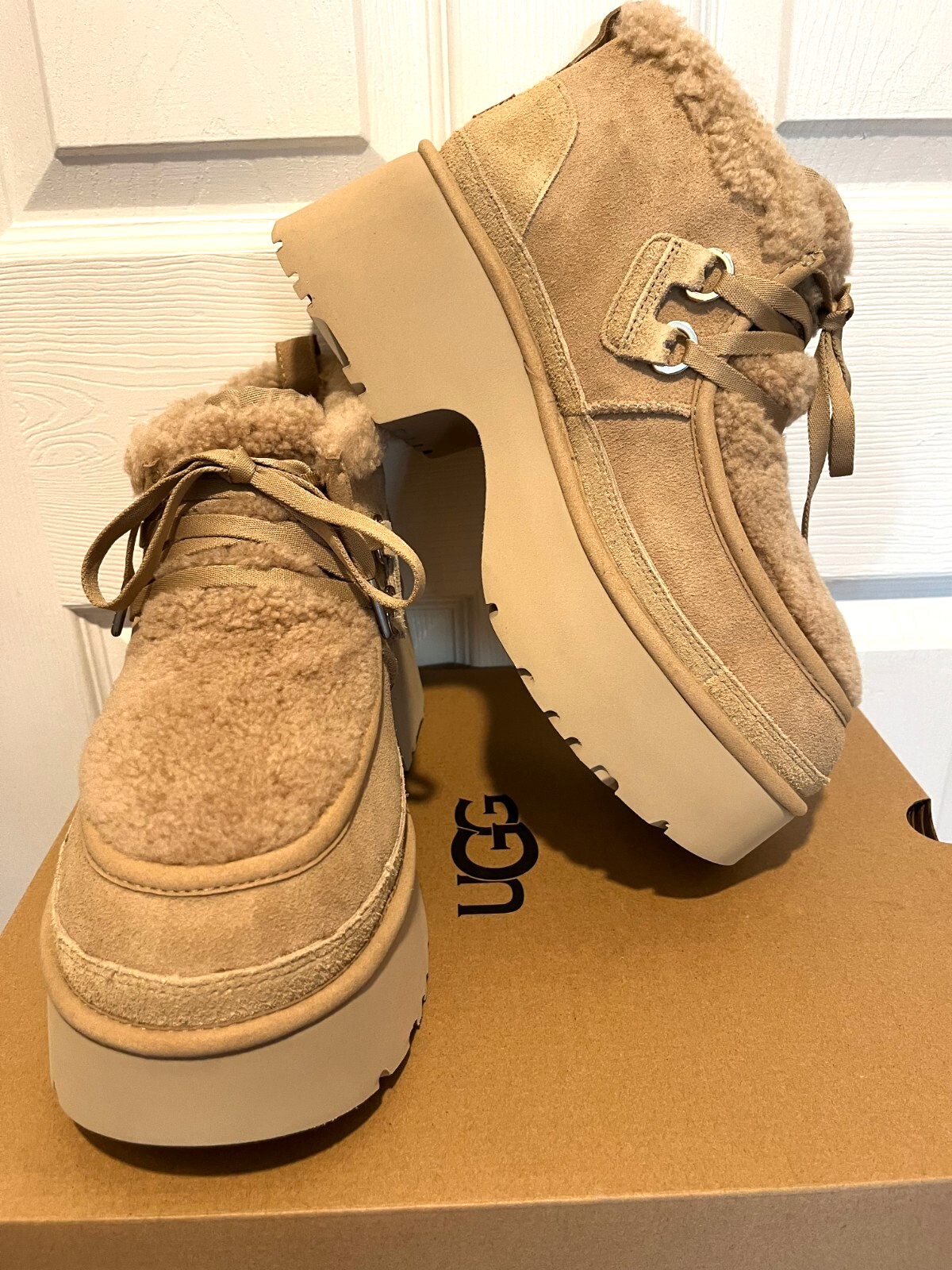 【超美品♪】UGGムートンファーハイカットスニーカー NIB Women's Ugg Classic New Heights Genuine Shearling Lace Up