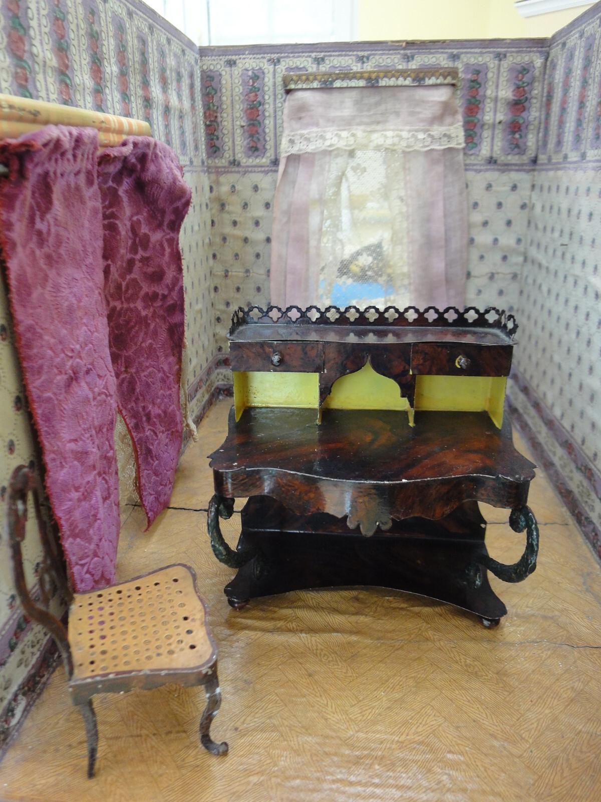 3 meubles en tôle, poupée ancienne e... | Jouets et maquettes