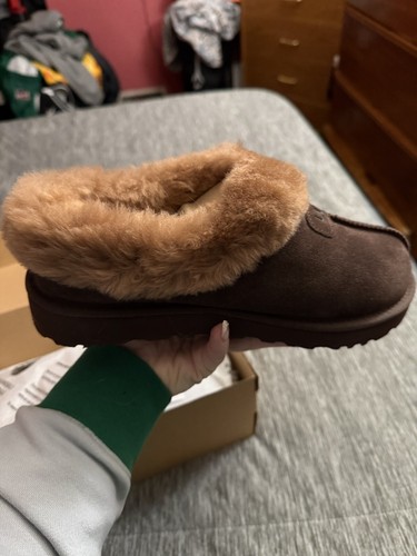 新作 UGG もこもこ ムートン スリッパ Tazzette burnt cedar New in Box Women's 100% UGG Brand Tazzette Burnt Cedar Shoes