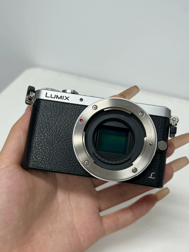 Panasonic LUMIX DMC−GH1 Throwback Thursday: the Panasonic GH1 - mirrorless video