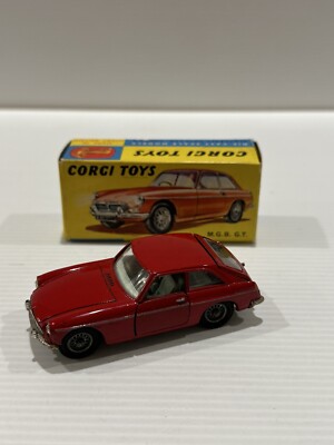 CORGI 327 MGB GT WITH LUGGAGE 1/43 SCALE MADE IN GT BRITAIN.