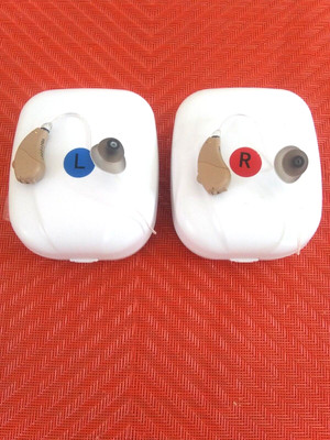 PAIR PROGRAMMABLE R I C HEARING AIDS WITH 4 PROGRAMS  2 mics , fit mild/severe
