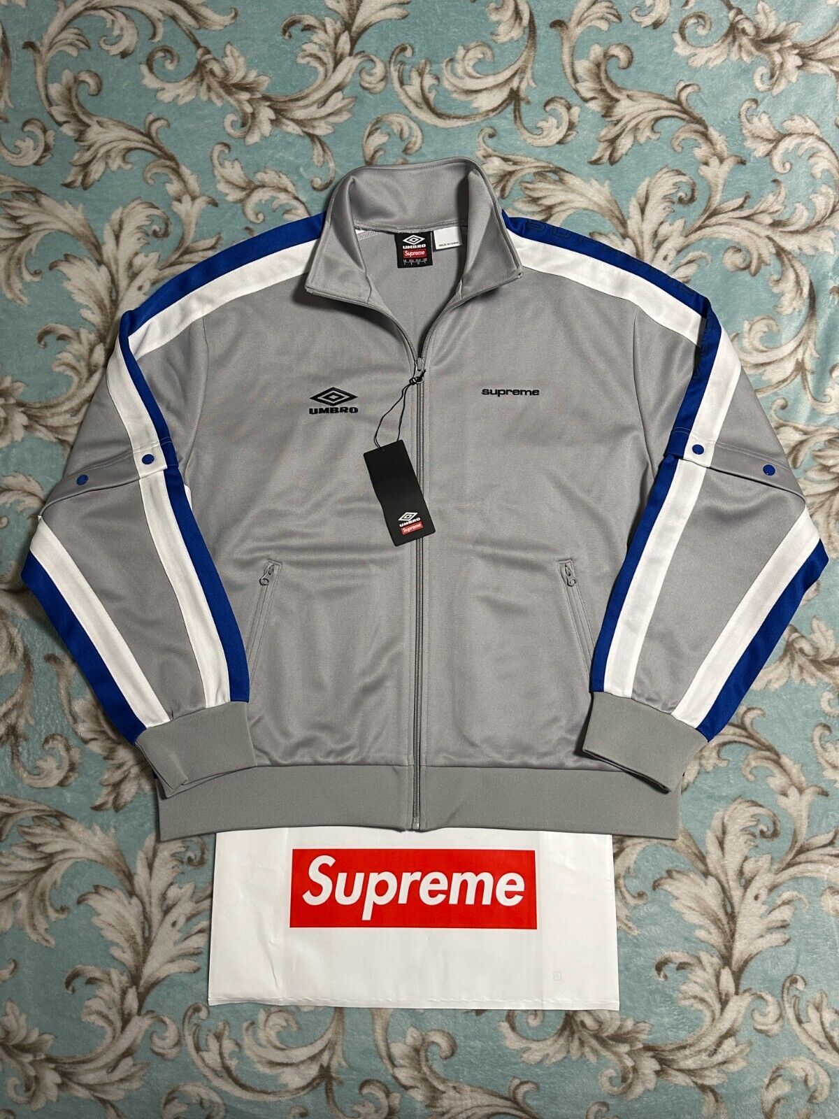 SUPREME UMBRO SNAP SLEEVE JACKET (LARGE) (LIGHT GREY) SS23 SUPREME UMBRO SNAP SLEEVE JACKET (LARGE) (LIGHT GREY) SS23