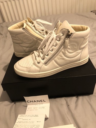 シェーンボーデン \"CHANEL CHANEL CHANEL\" 白 27cm どれも可愛い春にオススメ】シャネル スニーカー (CHANEL