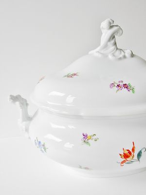 ANTIQUE MEISSEN SCATTERED FLOWERS TUREEN HAND PAINTED FLOWERS SWIRL TOP HANDLES