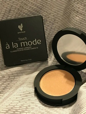 Younique LUSTROUS Touch a' la mode Powder Luminizer New In Box