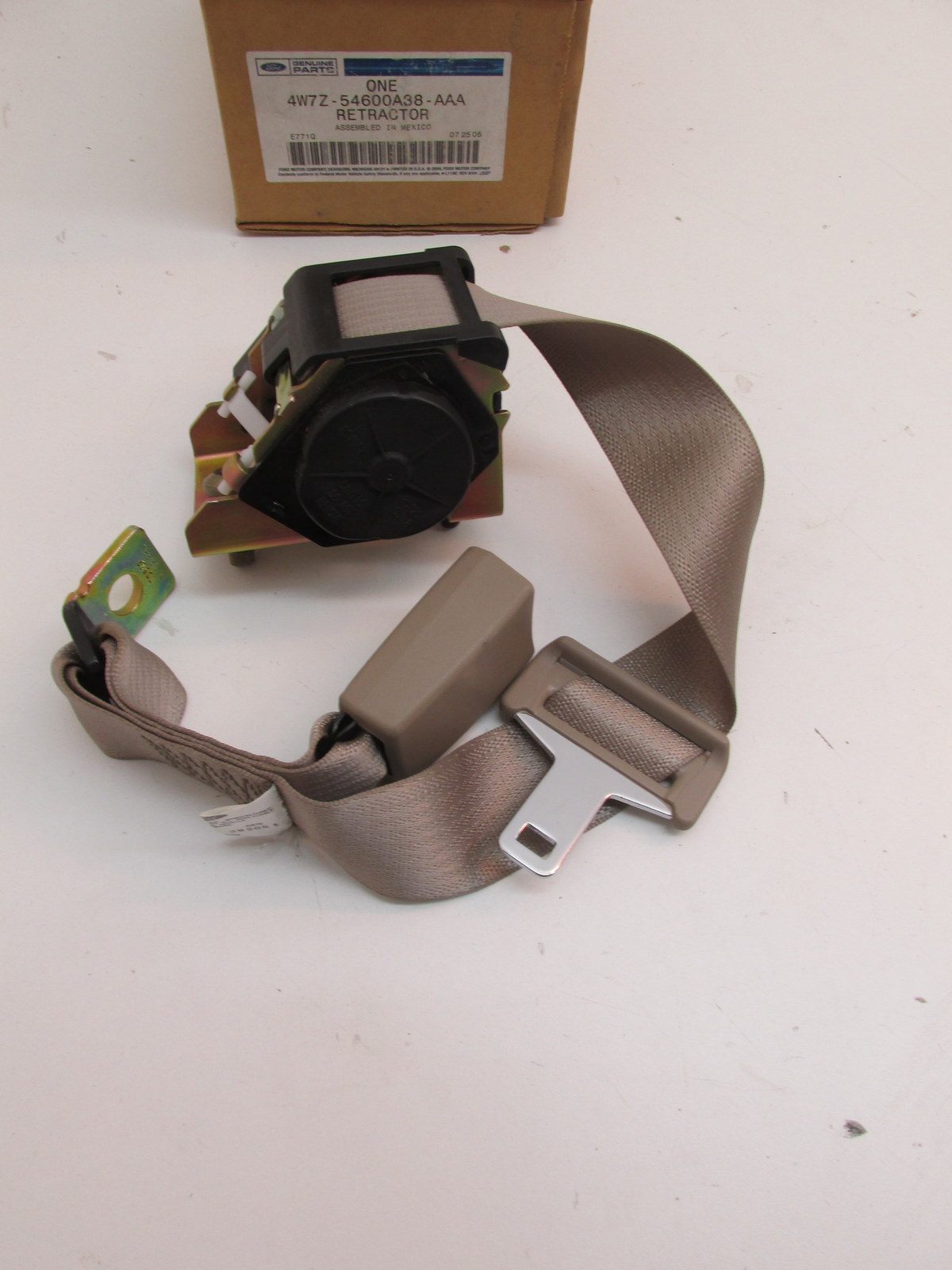 2004-2005 Ford Mercury 4.6 OEM Rear Center Seat Belt Assembly 4W7Z-54600A38-AAA
