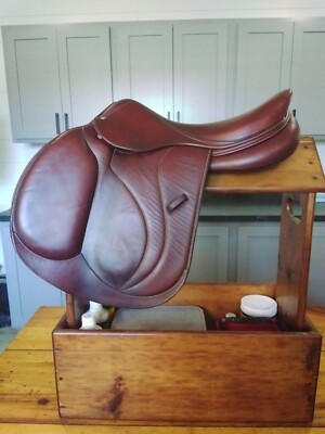 Beautiful 17'' 2019 Devoucoux Biarritz O saddle in full calfskin.