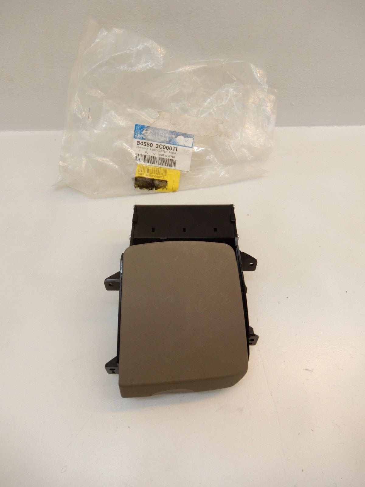 2001-2005 Hyundai Sonata OEM Center Ashtray Assembly 84550-3C000TI