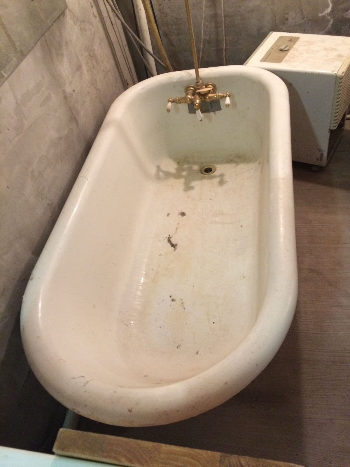 White Cast Iron Ball & Claw Feet Roll Top Bath Tub w/ Bronze Accessories