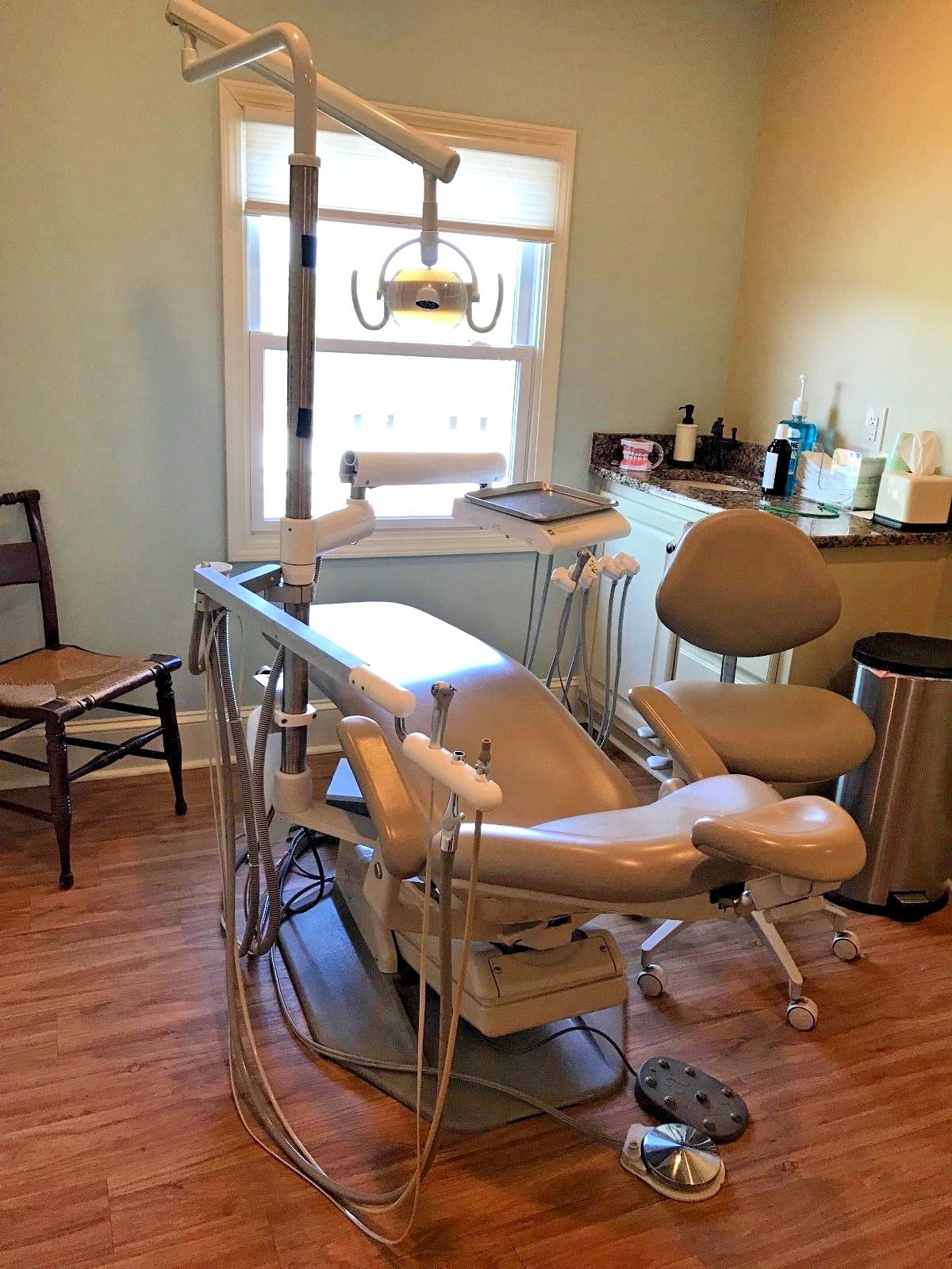 Adec Dental Chair w/Delivery, Light