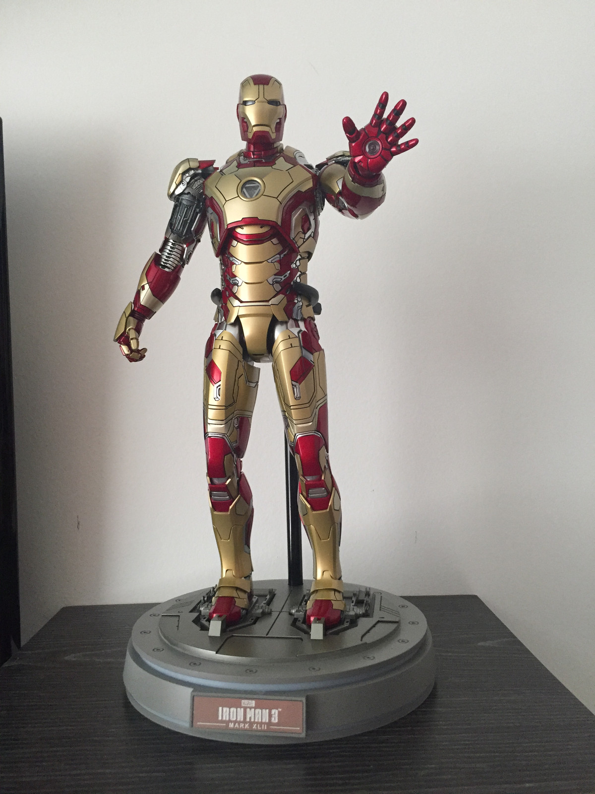 HOT TOYS DIECAST 1/6 SCALE FIGURE Iron Man Mark 42 MK XLII HOT TOYS DIECAST 1/6 SCALE FIGURE Iron Man Mark 42 MK XLII
