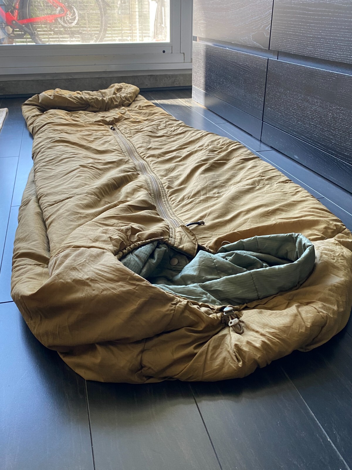 Человек в кровати. Спальный мешок salewa minipack. Удобная кровать для сна. System("sleep") c. Sleeping system.