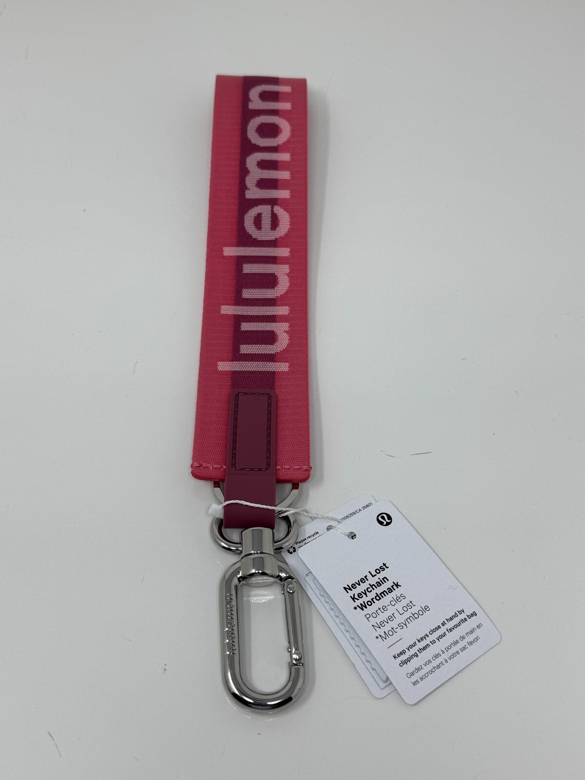 lululemon☆ スクリプト ロゴ・キーホルダー Lululemon Never Lost Keychain Wordmark Sakura Pink/Washed