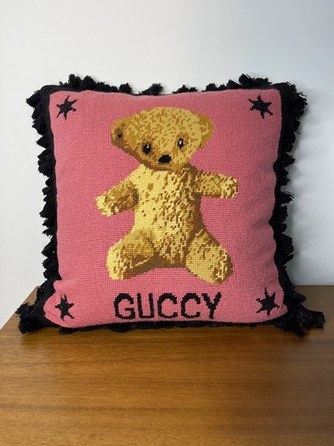GUCCI テディベア クッション グッチ デコールGUCCI ベア ウール クッション | GUCCI公式