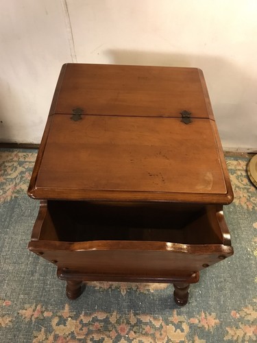 Stand Solid Maple Early American.C12Pix4size/etc/shipsFreigh/LocalPU. MAKE OFFER