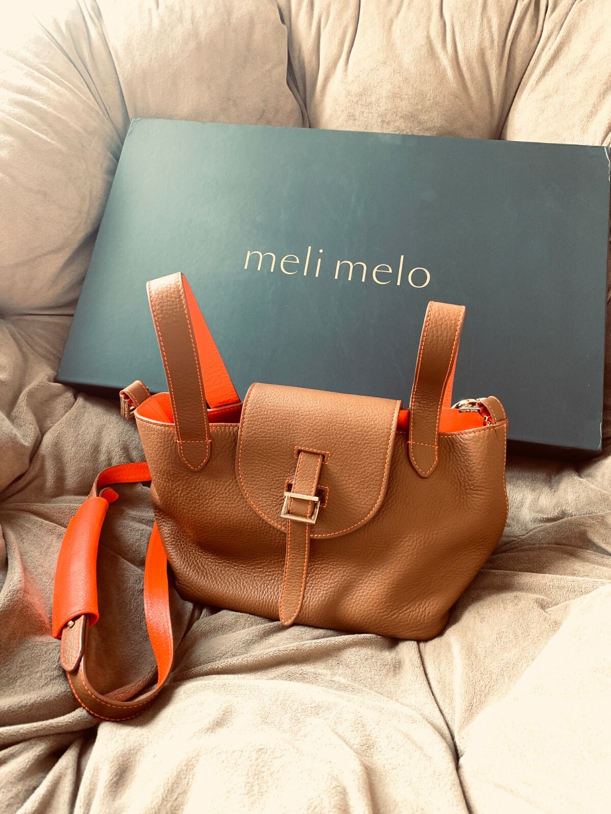 Meli Melo Thela Mini & Calf Leather Tan & Neon Red Cross Meli Melo Thela Mini & Calf Leather Tan & Neon Red Cross