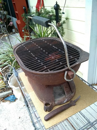VINTAGE CAST IRON HIBACHI CHARCOAL GRILL Good Condition.