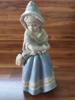 GILDE Porzellan Figur +Frau mit Blumenstrauß+ 