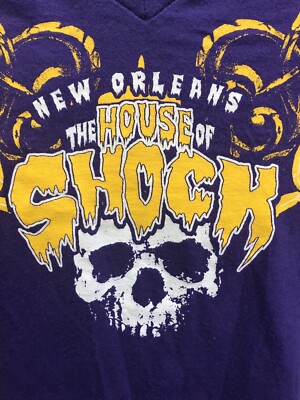 New Orleans the house of shock V-neck purple small T-shirt Haunted Attraction￼