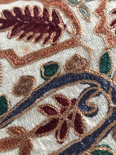 VINTAGE EUROPEAN EMBROIDERED CHAIN STITCH WIDE TABLE RUNNER 28” X 84” Incl FRING