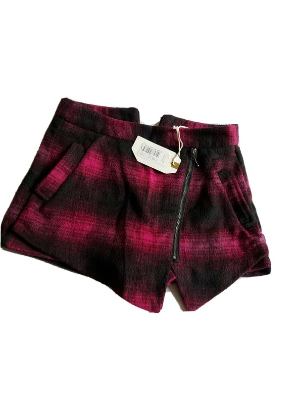 check skirt type shorts size 8, broken zip  Ex