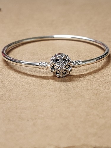 AUTHENTIC PANDORA MOMENTS SPARKLING SNOWFLAKE CLASP BANGLE AUTHENTIC PANDORA MOMENTS SPARKLING SNOWFLAKE CLASP BANGLE