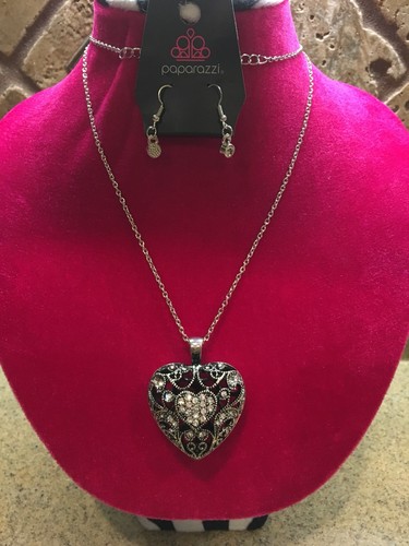 NWT Paparazzi “Heartless Heiress” 2pc Beautiful Silver Set only $5