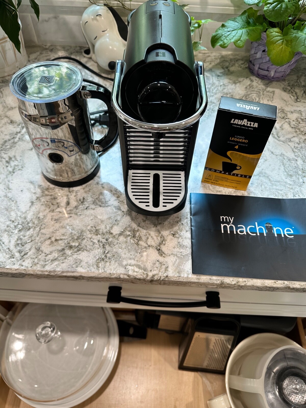 Nespresso Pixie single serve Espresso machine, includes milk frother