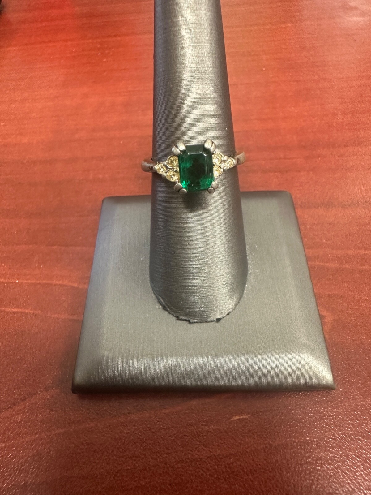 Vintage Ladies Emerald Green Stoned Sterling Silver Ring Size 7.5
