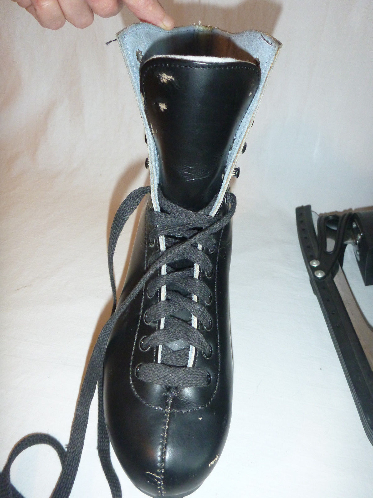 Bauer Ice Skates Black Size 7 Recreational Skates with Blade Guards