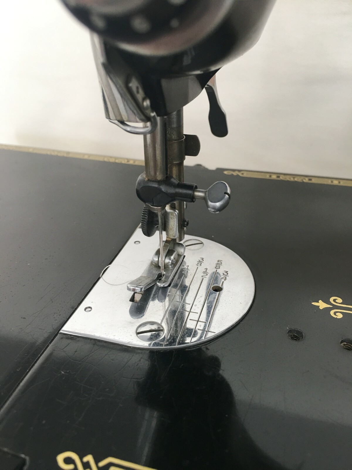 Singer Featherweight 221-1 Portable Sewing Machine w/ Case EXTRAS Attachments AL