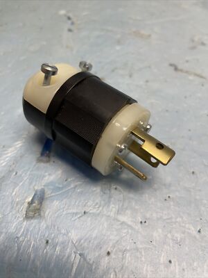Leviton 4720-C 15 Amp, 125 Volt, NEMA L5-15P, 2P, 3W, Locking Plug (st634)