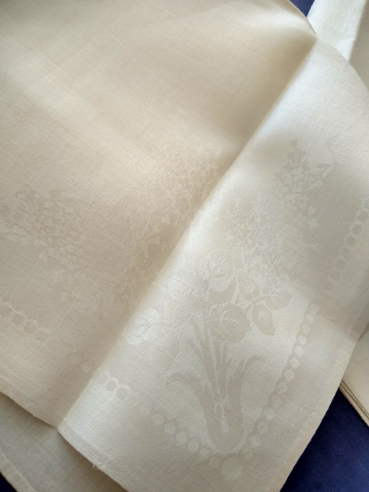 8 Very Good Vintage Irish Linen Dinner Napkins / Misc / Roses /Lilacs / Lilly of