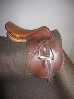 Crosby Hunterdon Close Contact English Jump Saddle w/stirrups  Great Condition