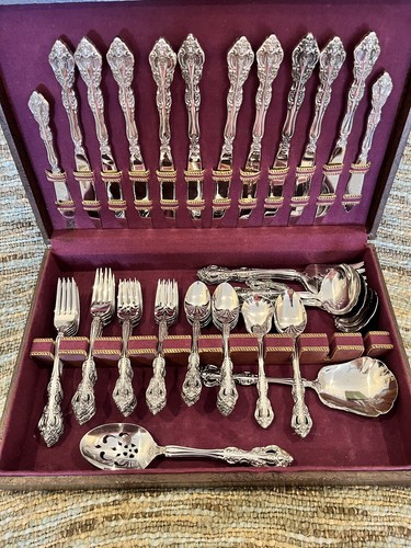 Set Serving Pieces & Case