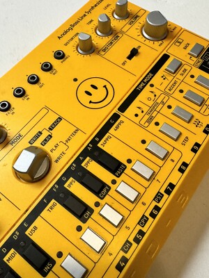 Behringer TD-3-AM Analog Bass Line Desktop Synthesizer - Yellow / Good Condition