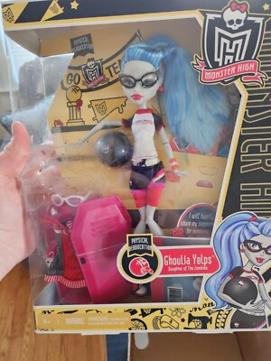 2011 MIB MONSTER HIGH PHYSICAL DEADUCATION CLASSROOM GHOULIA YELPS GIFT SET