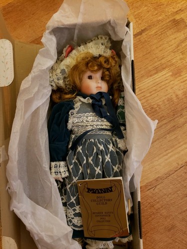 VINTAGE SEYMOUR MANN CONNOISSEUR COLLECTION LIMITED EDITION DOLL IN BOX