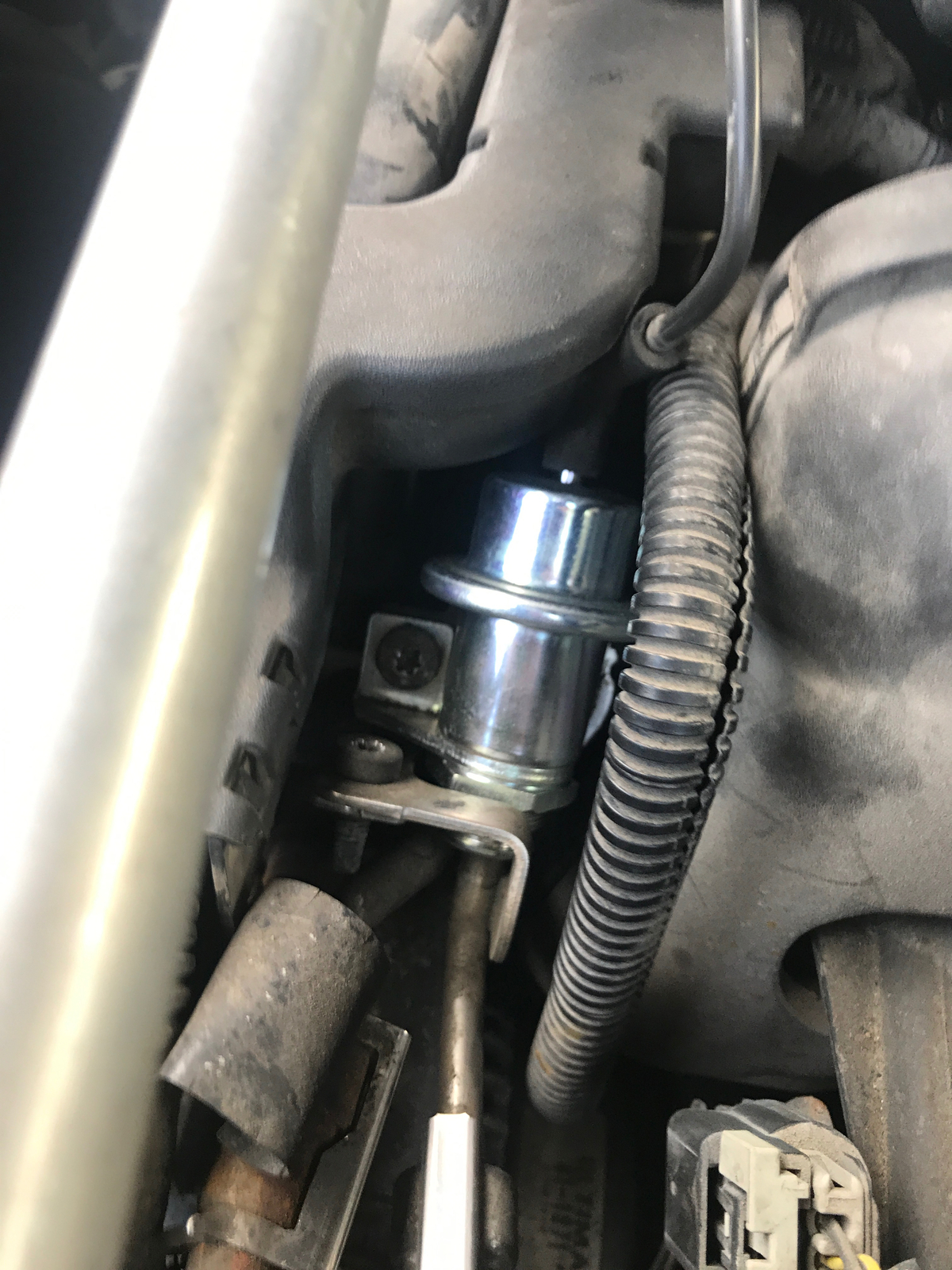 Fuel Pressure Regulators Gas for Chevy Olds Chevrolet Trailblazer EXT