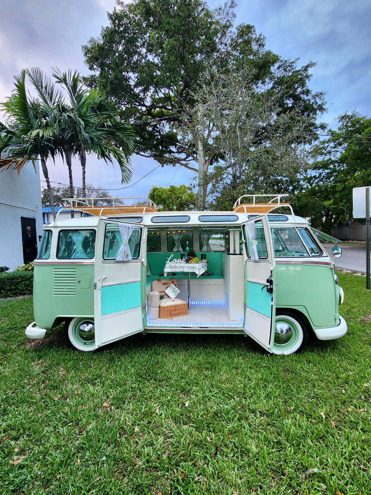 VW Bus Split 23 Window Deluxe Samba Recreation