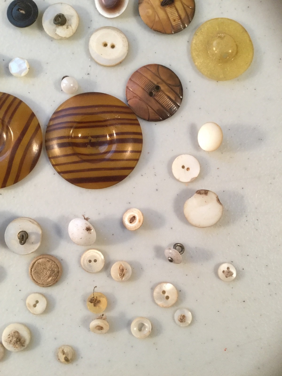 Vintage Antique Large Lot Beautiful Buttons Shell Glass Bakelite